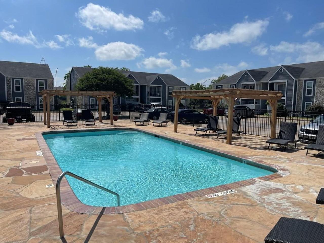 Spacious 1 and 2 bedroom homes in great location - Photo 3 of 27