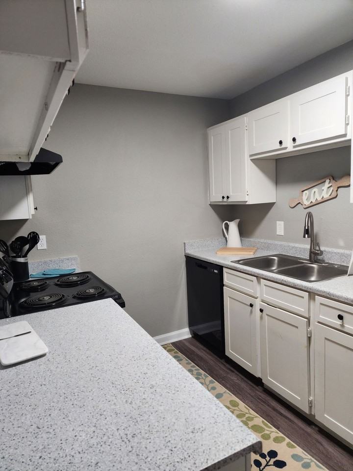 Spacious 1 and 2 bedroom homes in great location - Photo 7 of 27