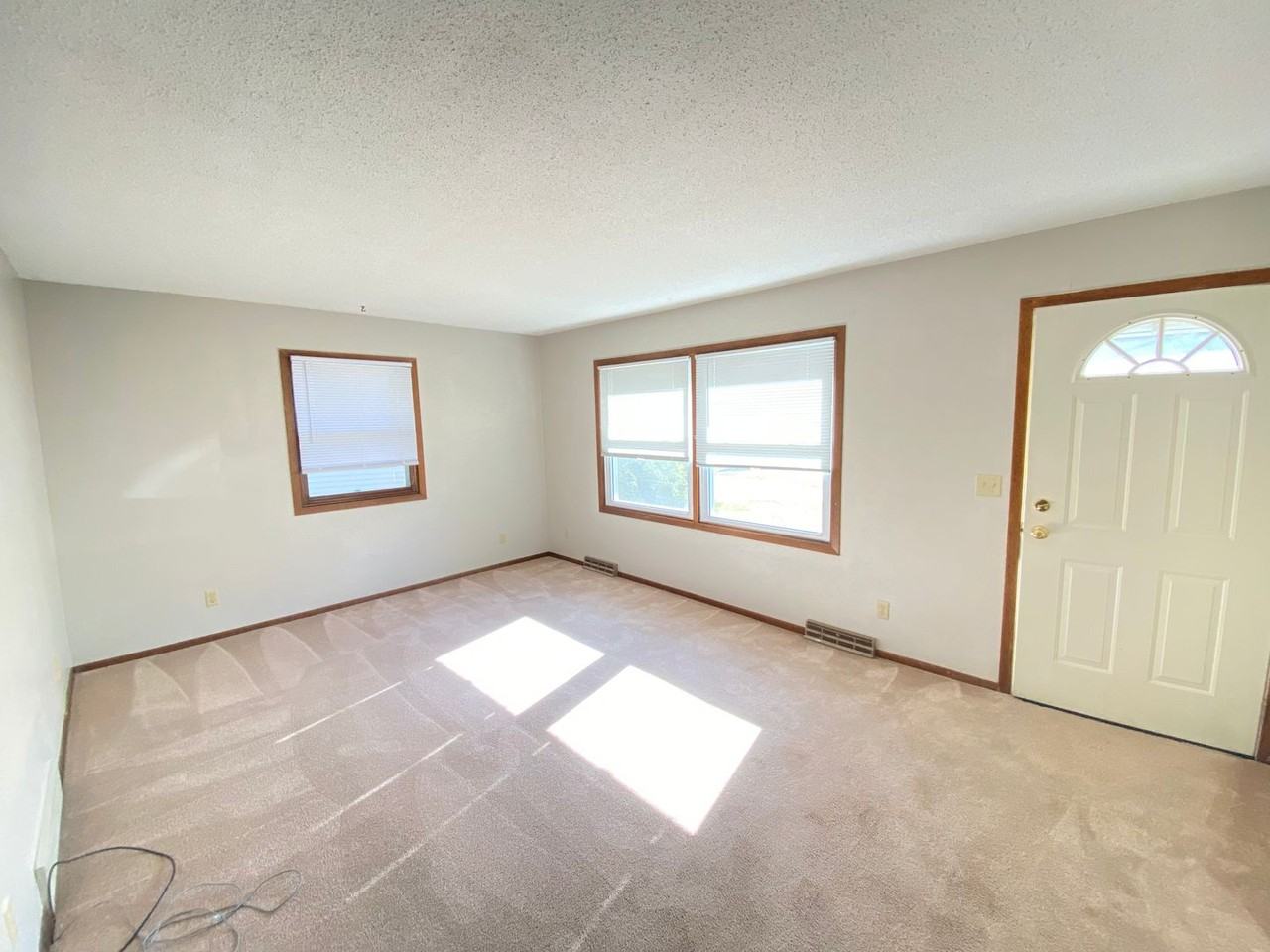 1527 Linda Dr - Photo 3 of 16