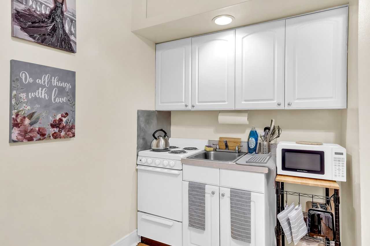 1121 Spruce St - Photo 6 of 50