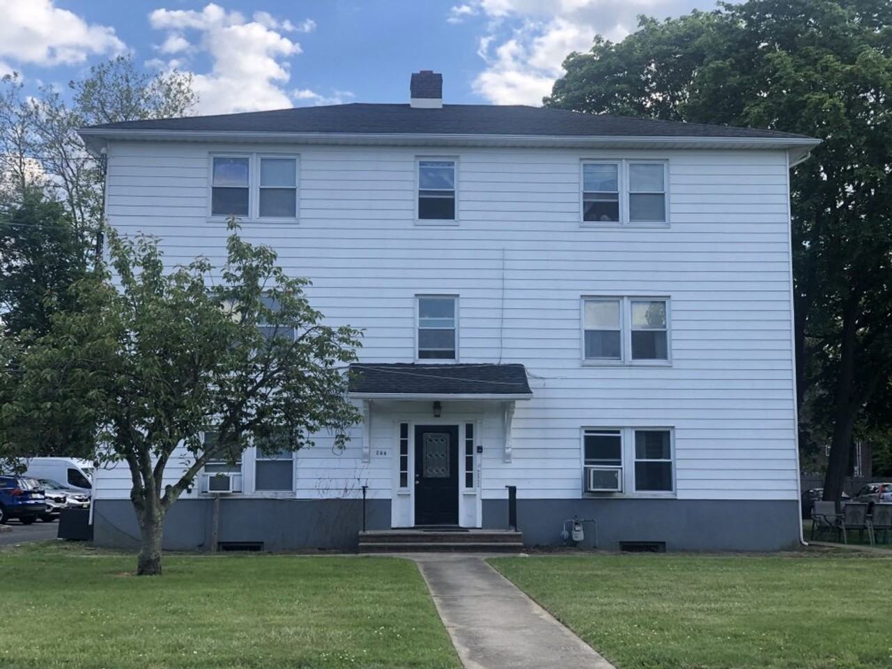 Cleveland Apt - Photo 2 of 10