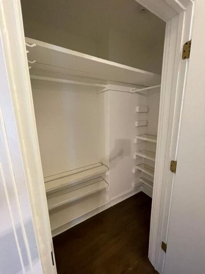 Cleveland Apt - Photo 7 of 10