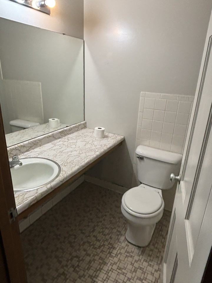 429 Somerset Avenue - Photo 4 of 4