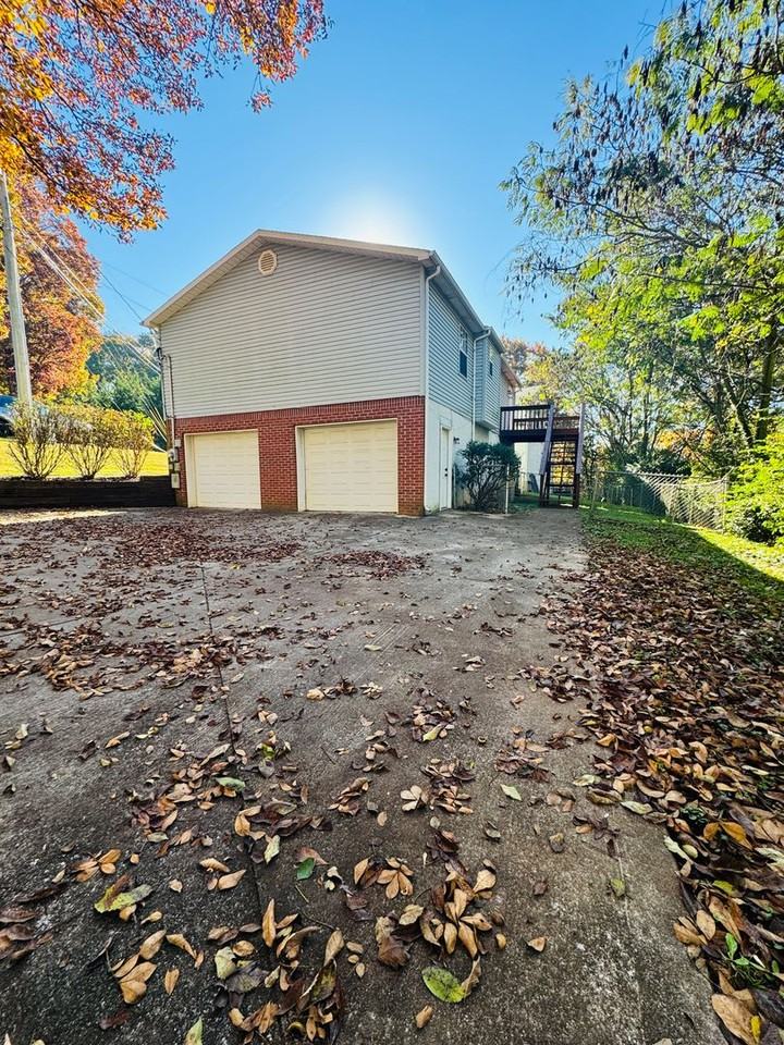 1221 Overton Ln - Photo 2 of 17