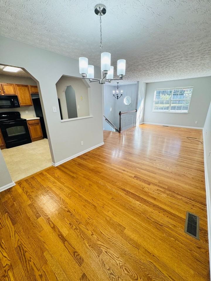 1221 Overton Ln - Photo 5 of 17