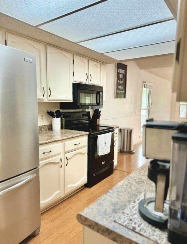 8718 Thatch Dr - Photo 4 of 13