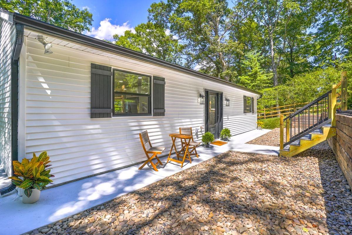 440 Redbud Ln - Photo 2 of 30