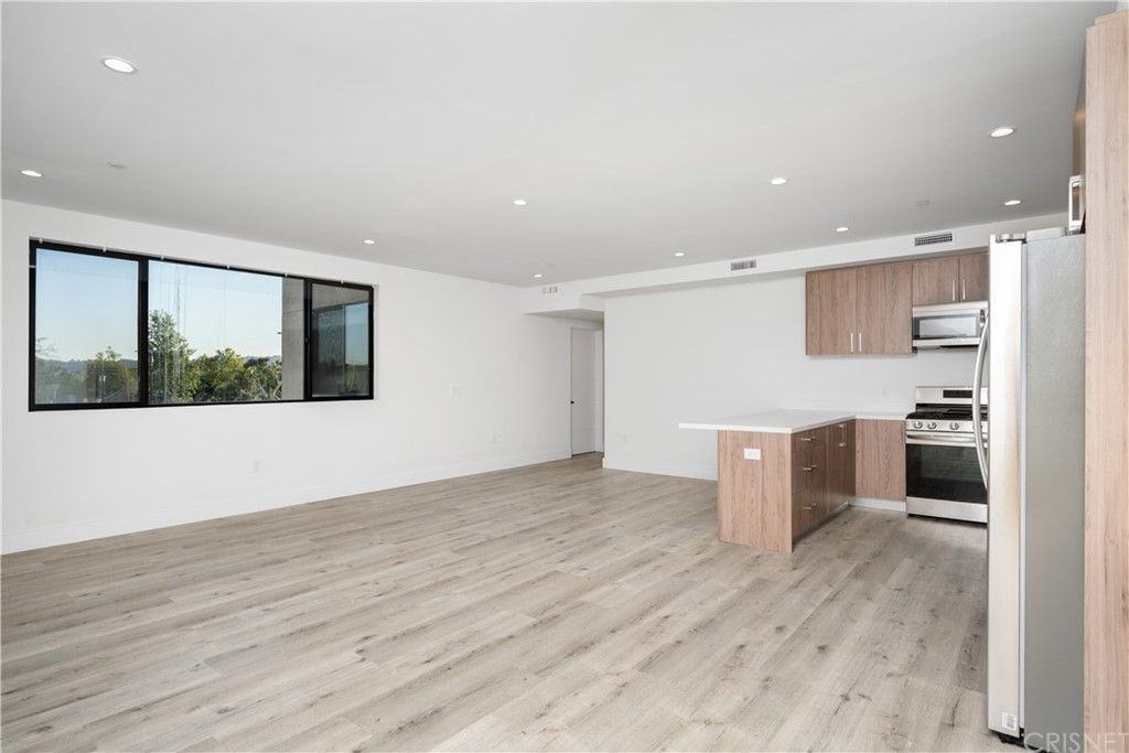 5923 Laurel Canyon Boulevard ##400 - Photo 2 of 22