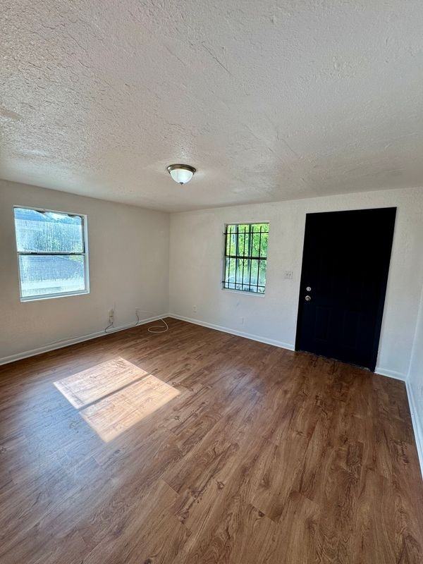 929 W 27th St ##931 - Photo 2 of 10