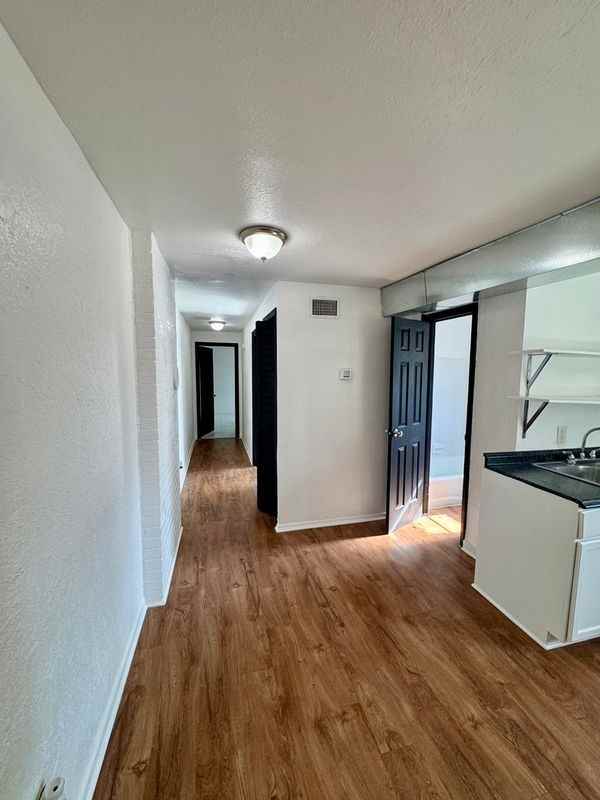 929 W 27th St ##931 - Photo 3 of 10