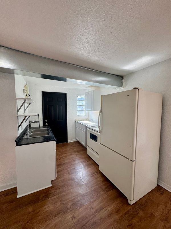 929 W 27th St ##931 - Photo 4 of 10