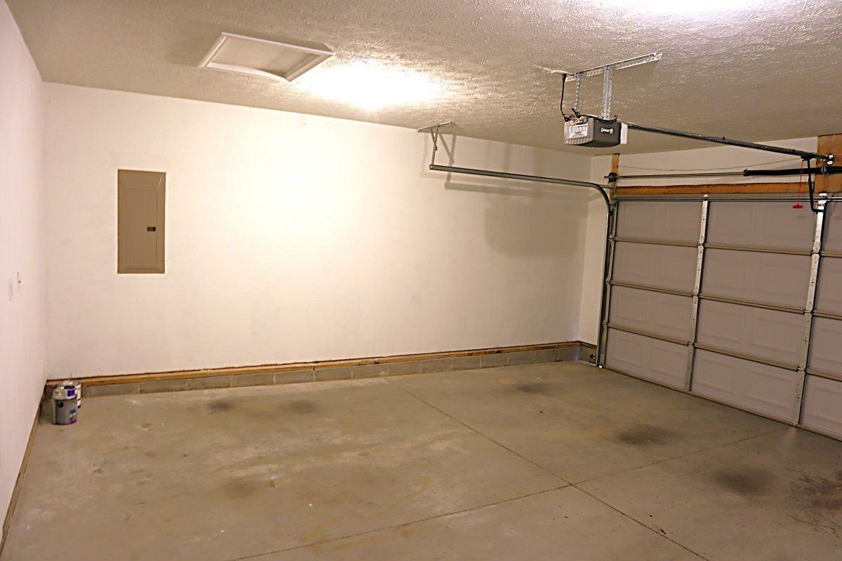 3900 Bronson Ln - Photo 3 of 35