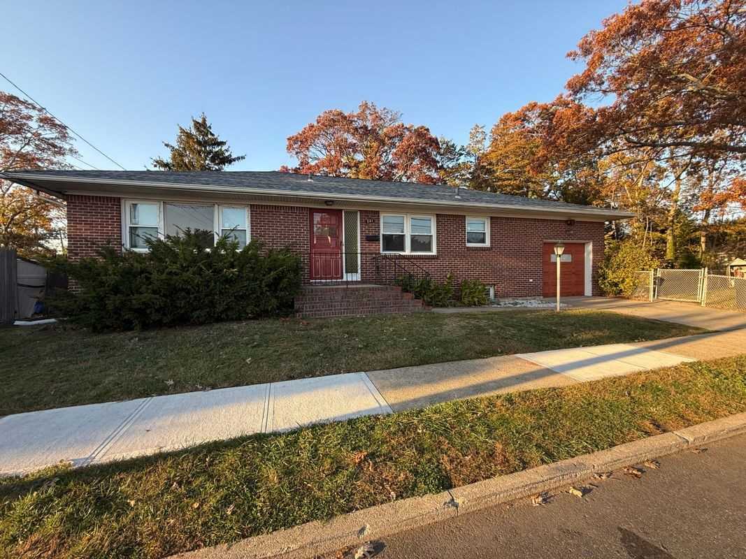 301A Copiague Pl - Photo 2 of 5