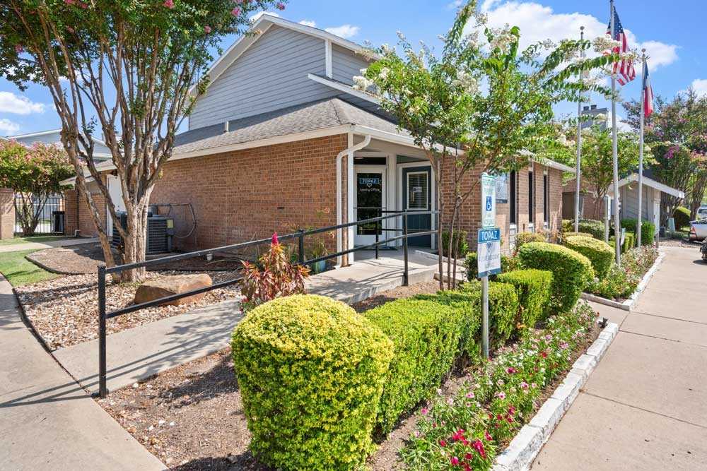 Topaz Apartments - Photo 6 of 38