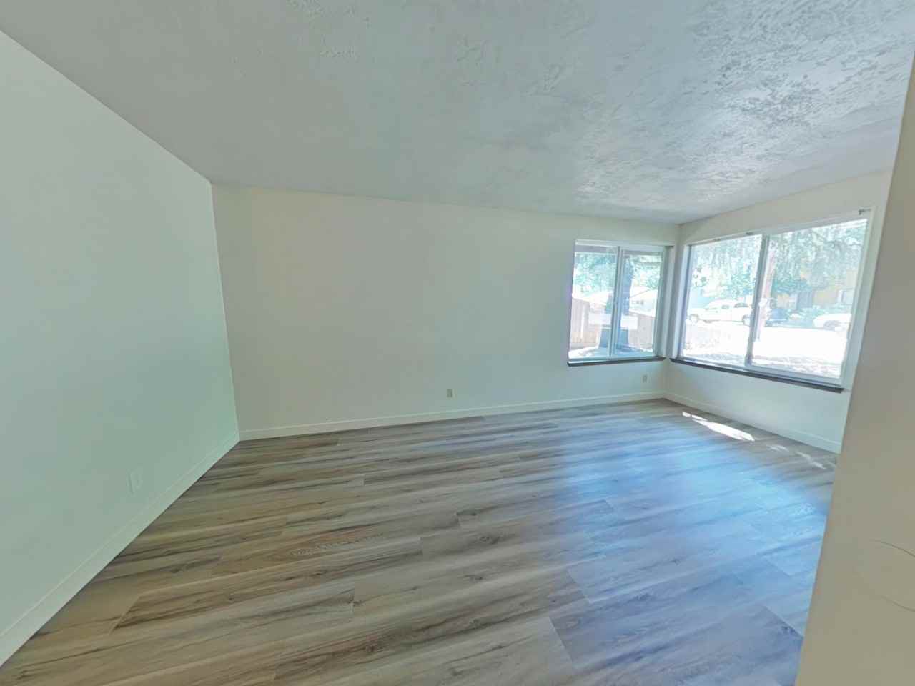 685 Nw Linden Ave - Photo 2 of 12