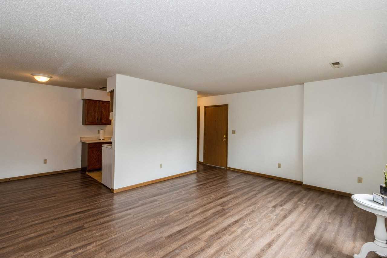 814 Oakcrest Street - Photo 7 of 16