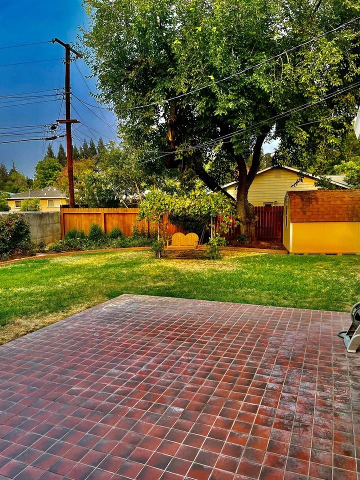 1900 Flowers St - Photo 4 of 17