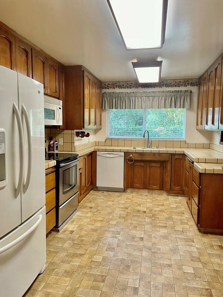 1900 Flowers St - Photo 6 of 17