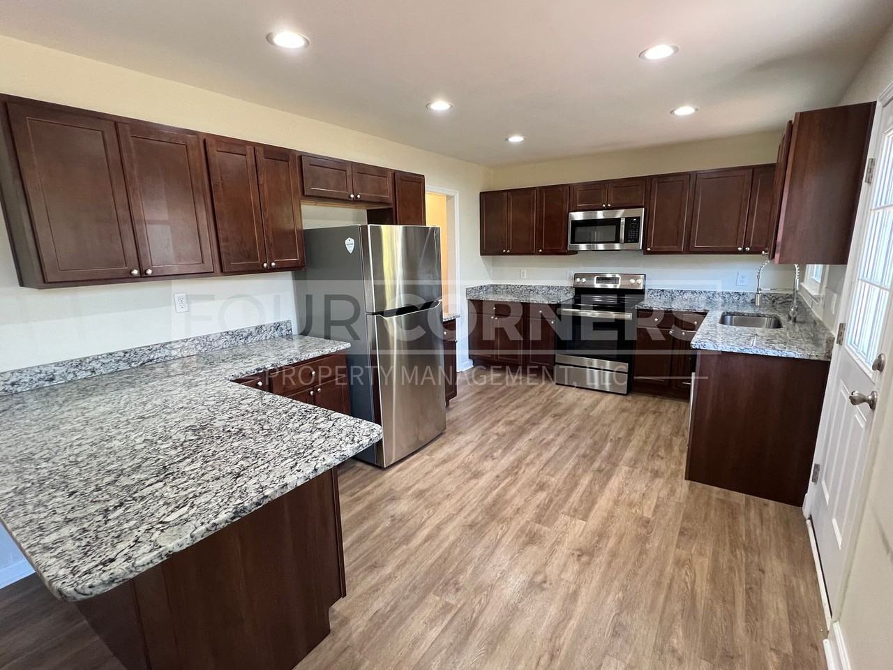 2801 Lamroc Rd - Photo 3 of 10