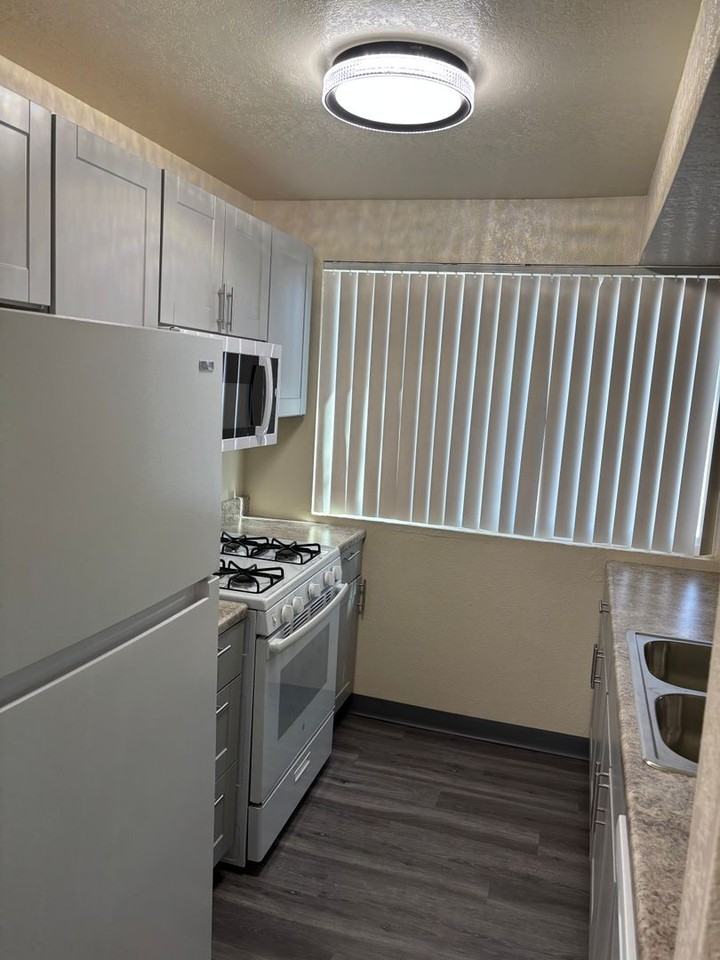 Sierra View Apartments - Photo 3 of 8