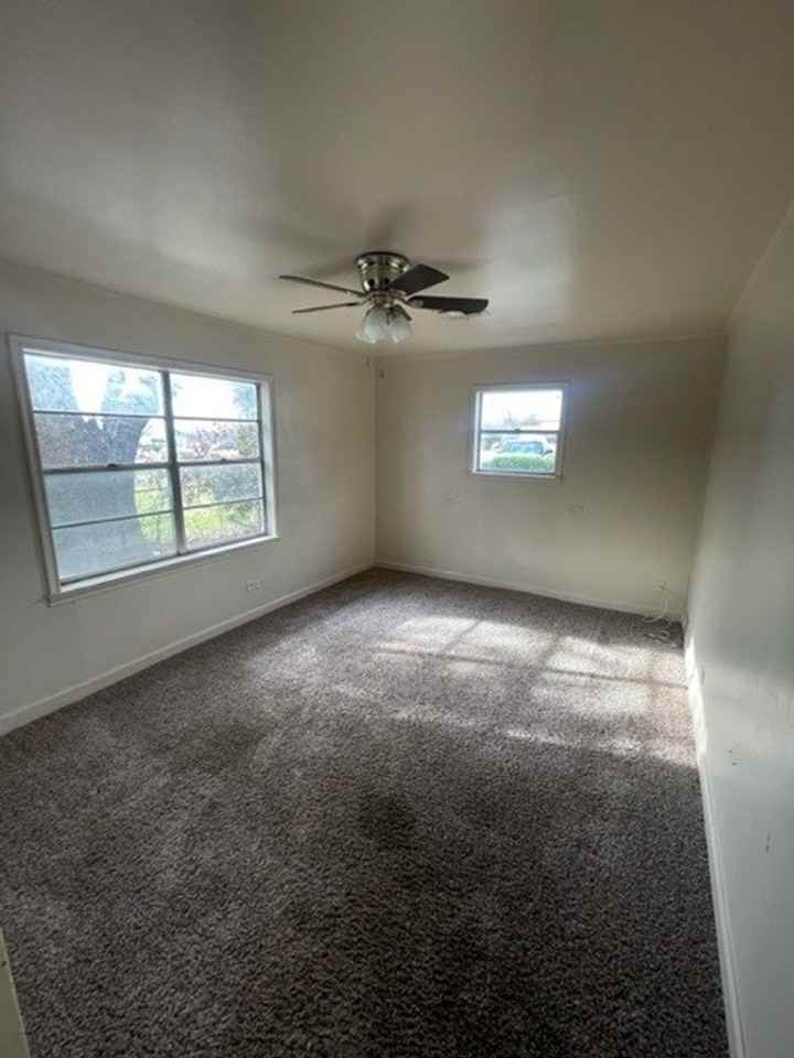 4401 Bellmead Dr - Photo 6 of 11