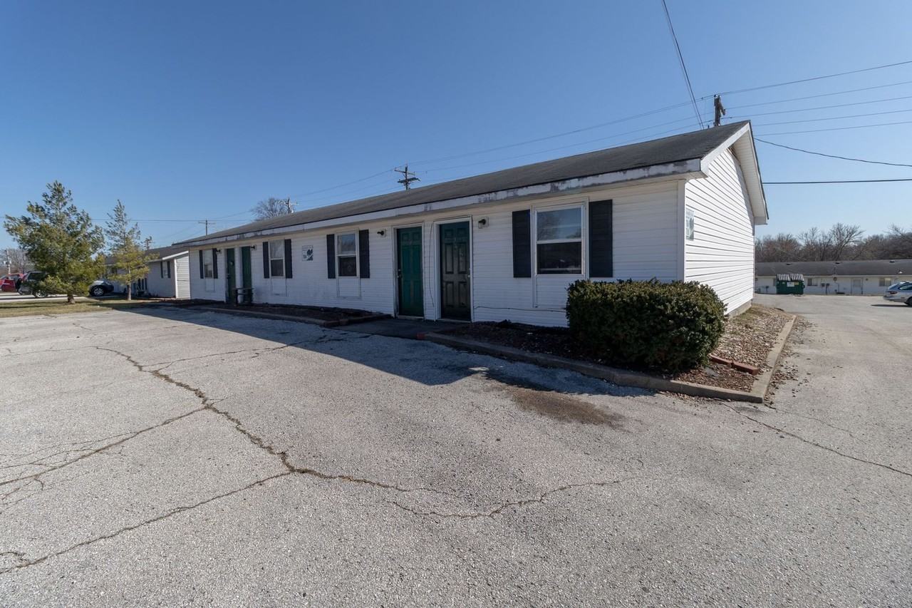 704 W Cunningham Dr #2