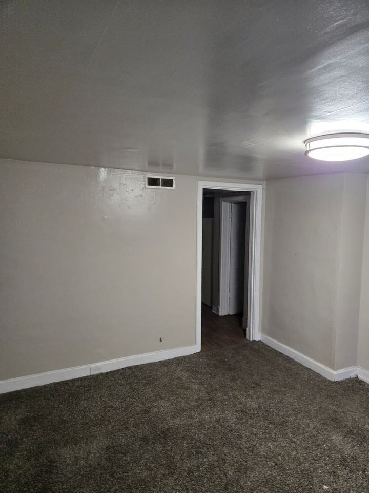 667 30th St. - Photo 4 of 22