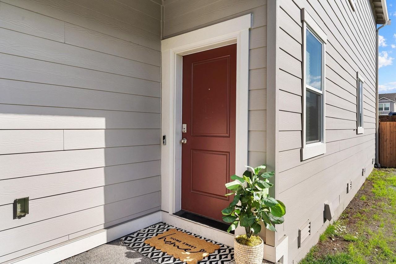 10962 188th St E - Photo 2 of 32