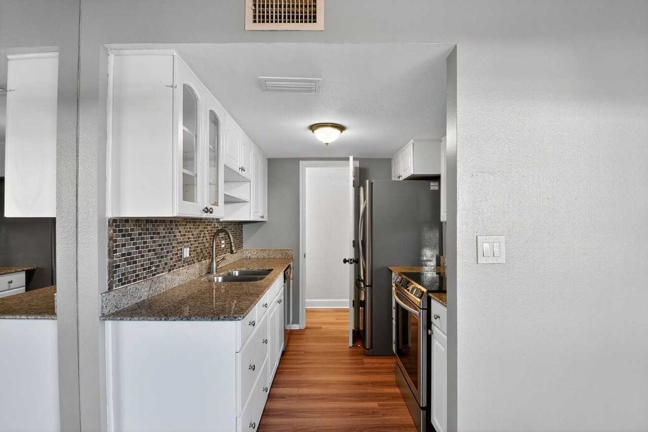 1228 E Lawrence Ln - Photo 5 of 50