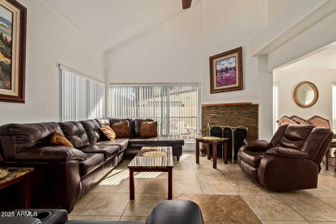 501 E Topeka Dr - Photo 4 of 22