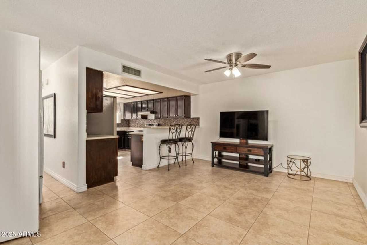 501 E Topeka Dr - Photo 6 of 22