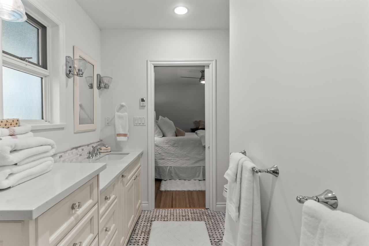 861 53A Street - Photo 3 of 33