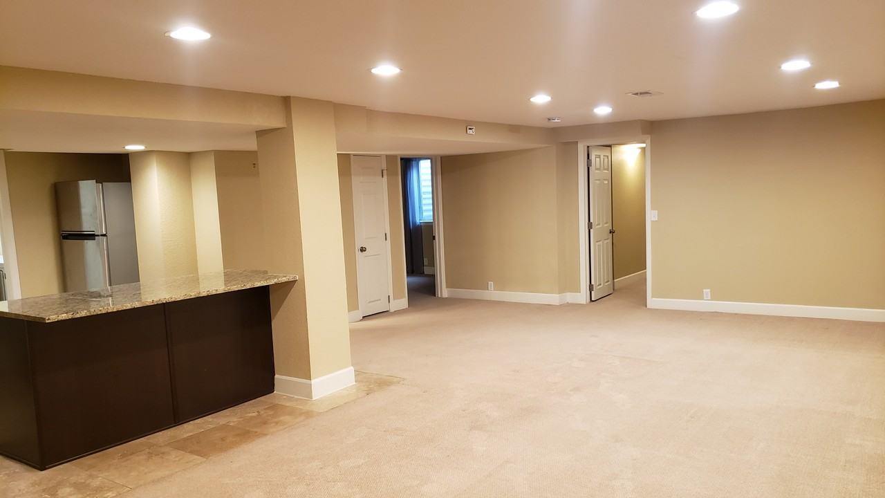 3250 Jasmine St #B - Photo 2 of 4