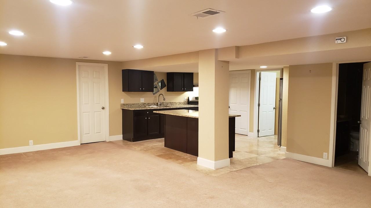 3250 Jasmine St #B - Photo 3 of 4