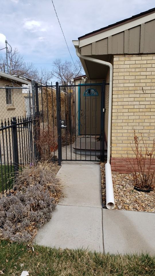 3250 Jasmine St #B - Photo 4 of 4