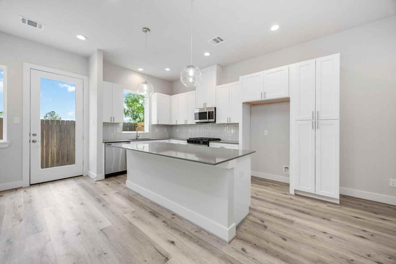 318 Charlock St - Photo 2 of 20