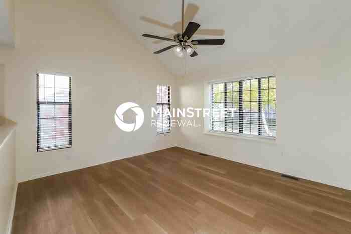 404 Se Bristol Dr - Photo 2 of 19