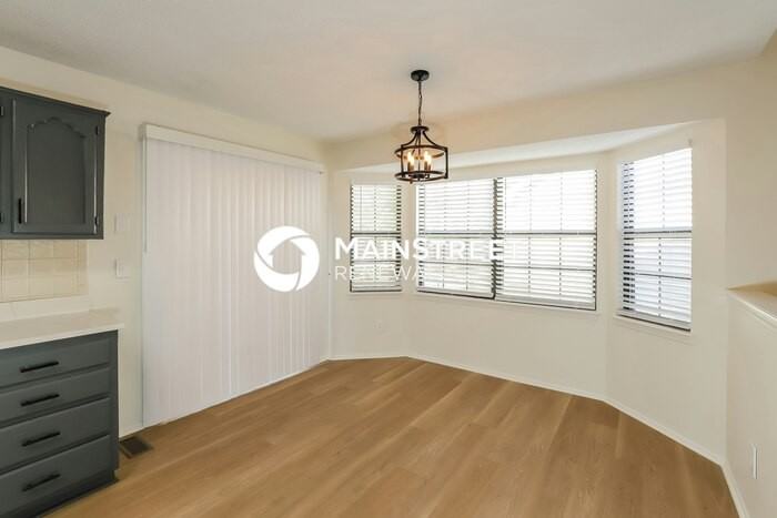 404 Se Bristol Dr - Photo 7 of 19