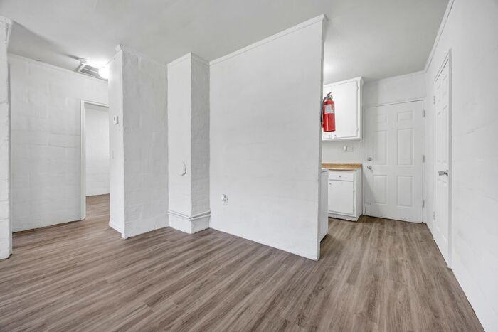 722 Douglas St #1B - Photo 4 of 16