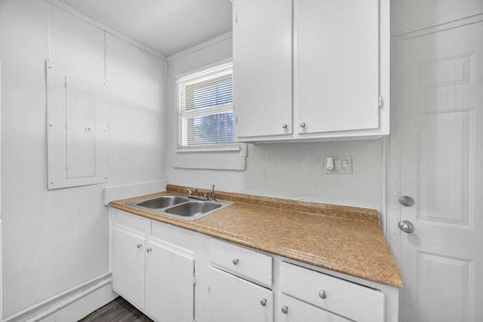 722 Douglas St #1B - Photo 5 of 16