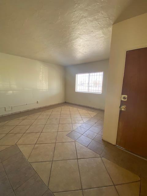 302 W Lee St - Photo 3 of 11