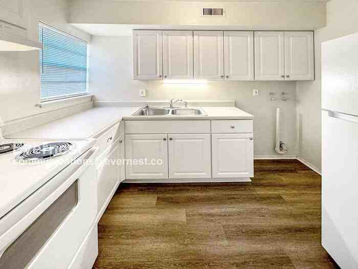 111 Newcastle Dr - Photo 2 of 12