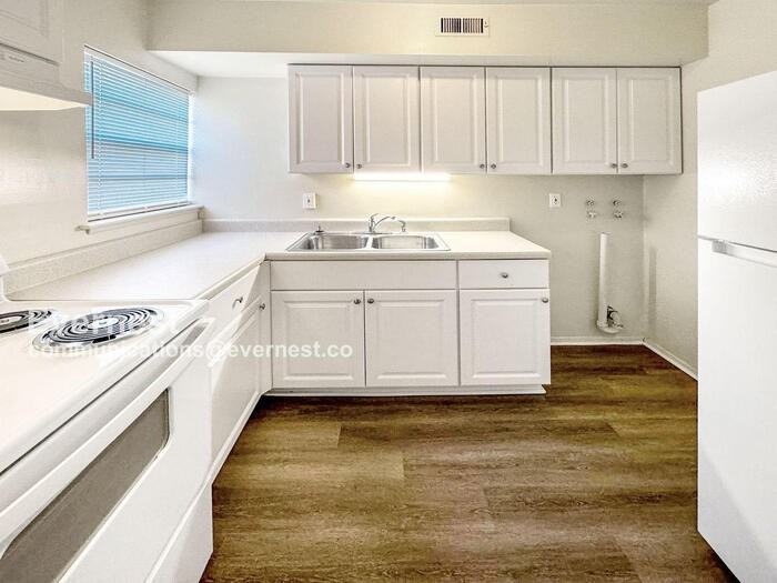 127 Newcastle Dr - Photo 2 of 12