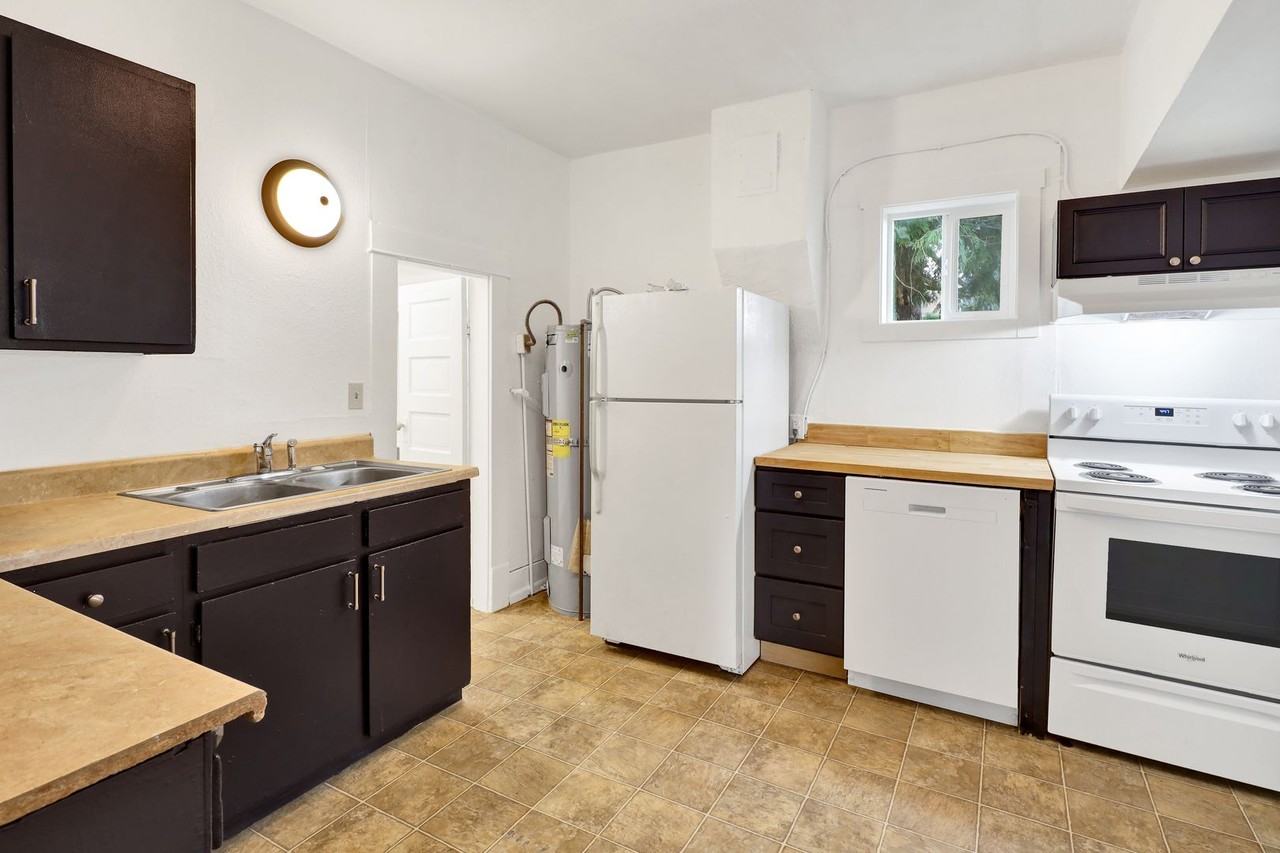 1241 Grant St - Photo 5 of 42