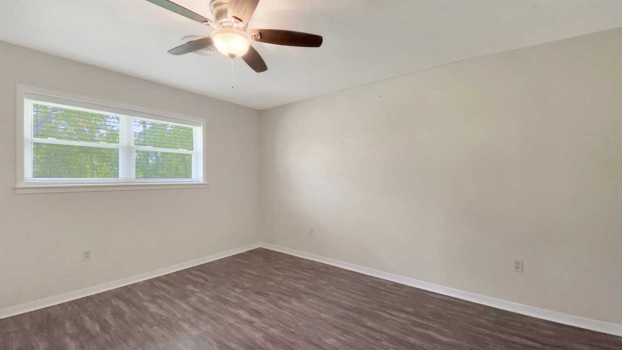 205 Redmond Dr - Photo 2 of 13