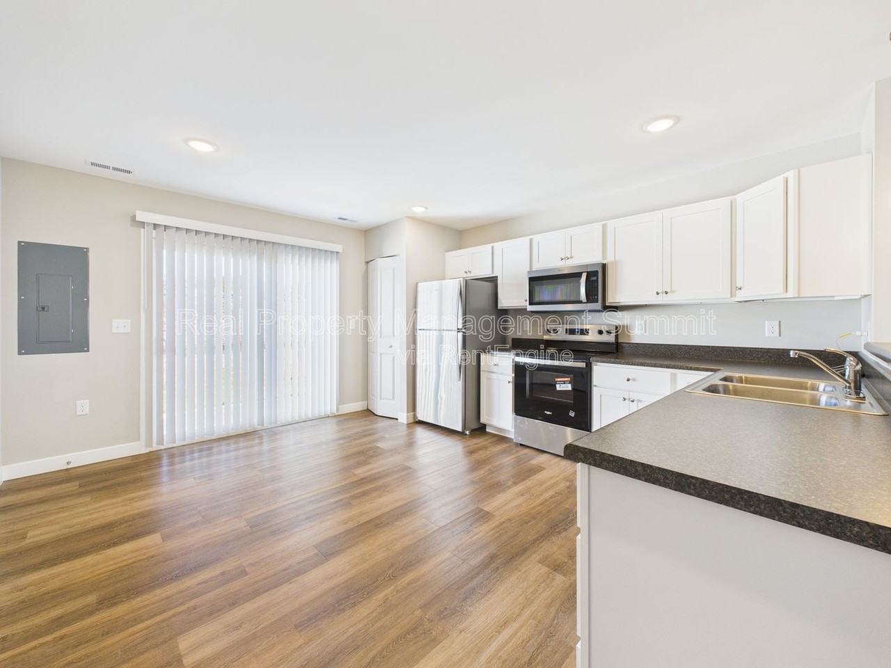 1420 Circle Drive - Photo 4 of 19