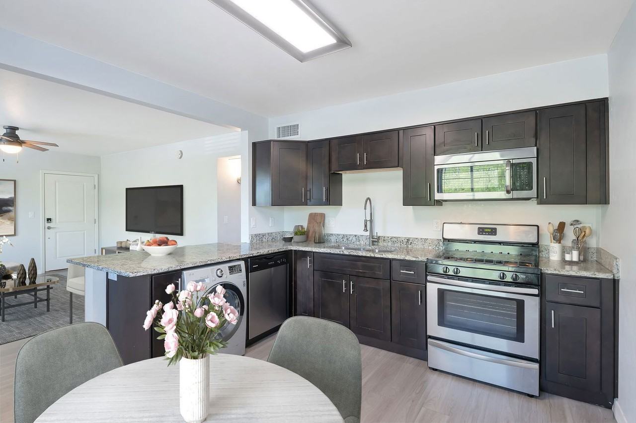 814 E 9th St #2 - Photo 4 of 50