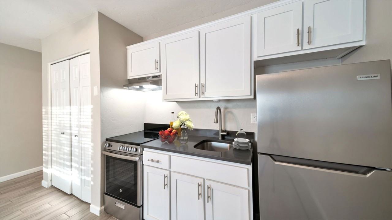 2497 N Park Ave #24 - Photo 3 of 23