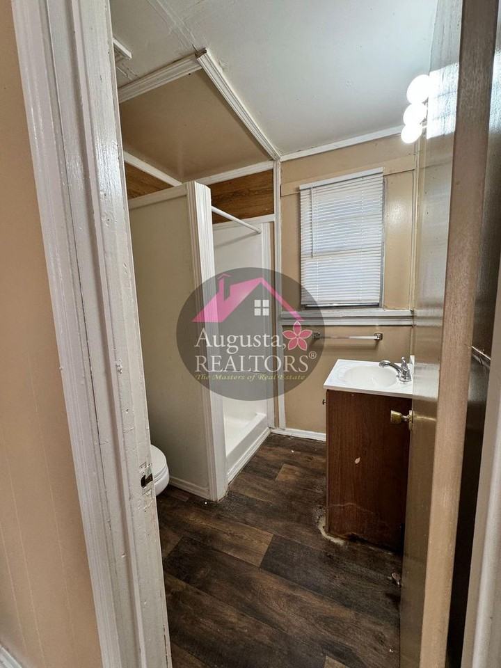 649 En 18th St #7 - Photo 6 of 6