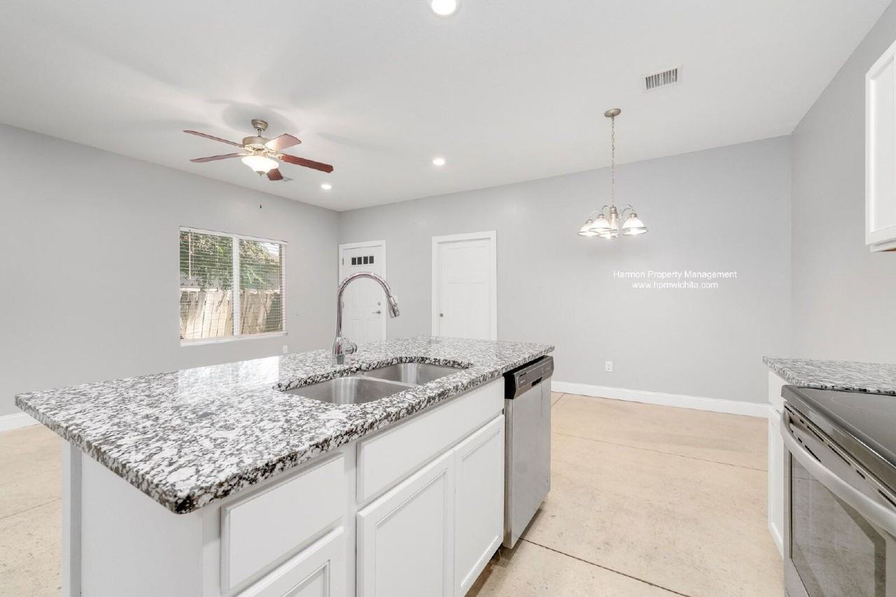 5527 South Handley Street - Photo 5 of 11